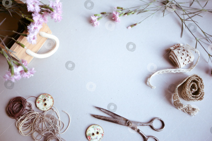 Скачать Винтажный фон, ручная работа. Старые ножницы, ленты, деревянные пуговицы, блокнот для текста и цветы. фотосток Ozero