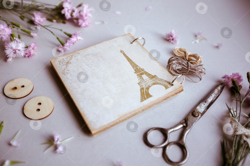 Скачать Винтажный фон, ручная работа. Старые ножницы, ленты, деревянные пуговицы, блокнот для текста и цветы. фотосток Ozero