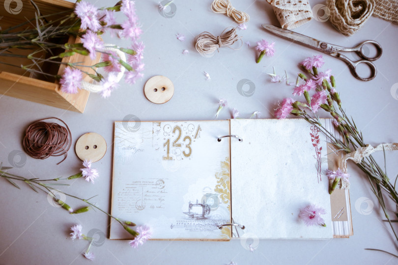 Скачать Винтажный фон, ручная работа. Старые ножницы, ленты, деревянные пуговицы, блокнот для текста и цветы. фотосток Ozero