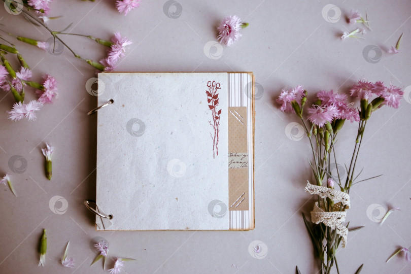 Скачать Винтажный фон, ручная работа. Старые ножницы, ленты, деревянные пуговицы, блокнот для текста и цветы. фотосток Ozero