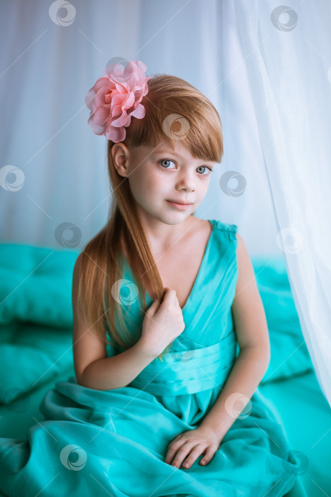 Скачать Красивая грустная девушка фотосток Ozero