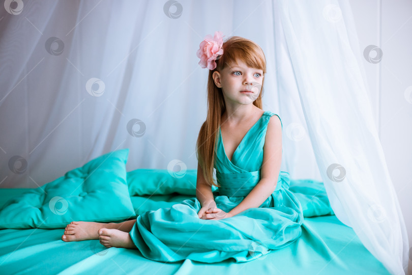 Скачать Красивая грустная девушка фотосток Ozero