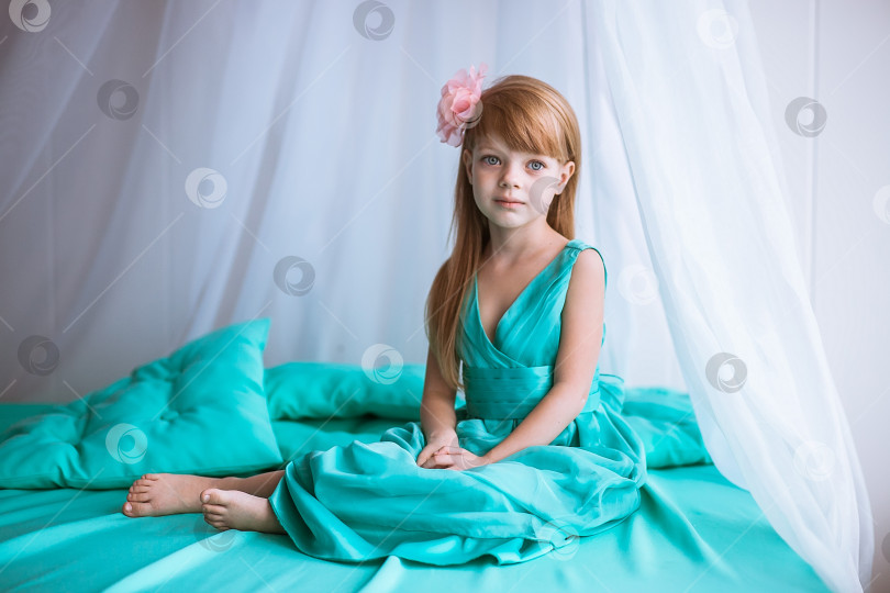 Скачать Красивая грустная девушка фотосток Ozero