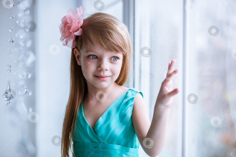 Скачать Красивая маленькая девочка в окне фотосток Ozero