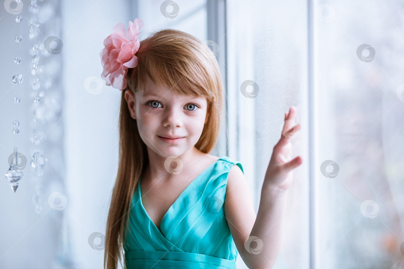 Скачать Красивая маленькая девочка в окне фотосток Ozero