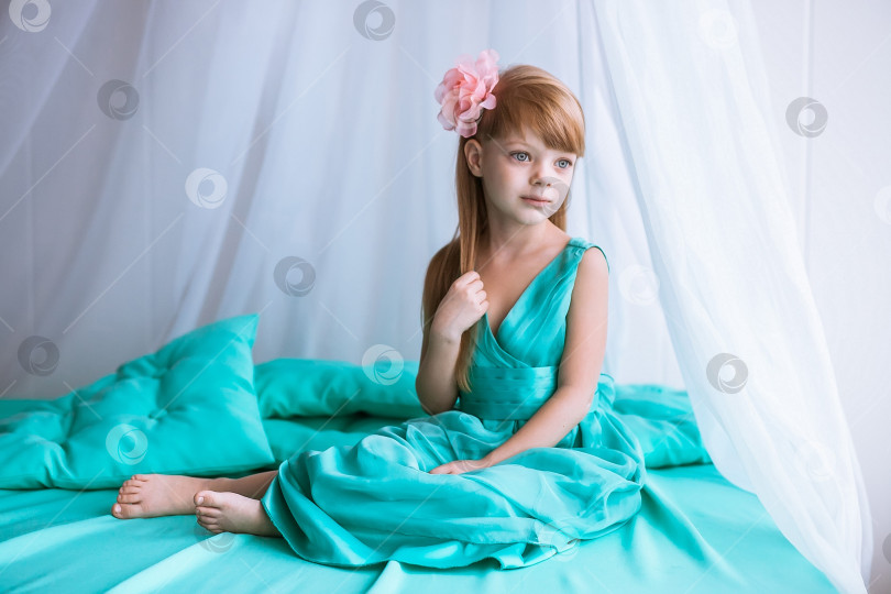 Скачать Красивая грустная девушка фотосток Ozero