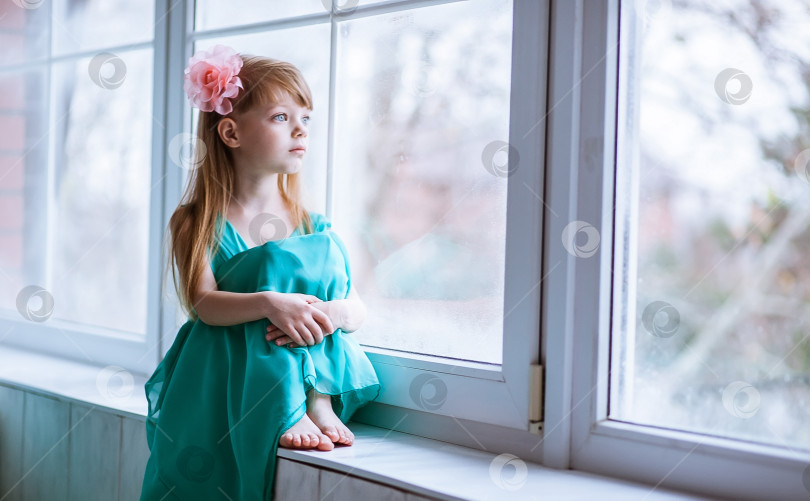 Скачать Красивая маленькая девочка в окне фотосток Ozero