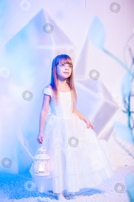 Скачать Девушка с фонарем фотосток Ozero