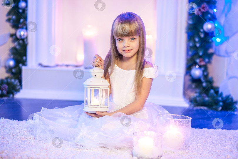 Скачать Девушка с фонарем фотосток Ozero