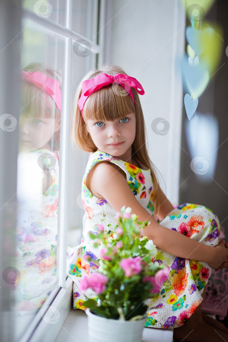 Скачать Портрет маленькой девочки с голубыми глазами фотосток Ozero