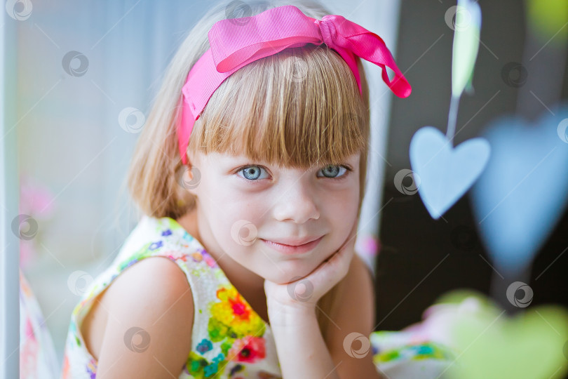 Скачать Портрет маленькой девочки с голубыми глазами фотосток Ozero