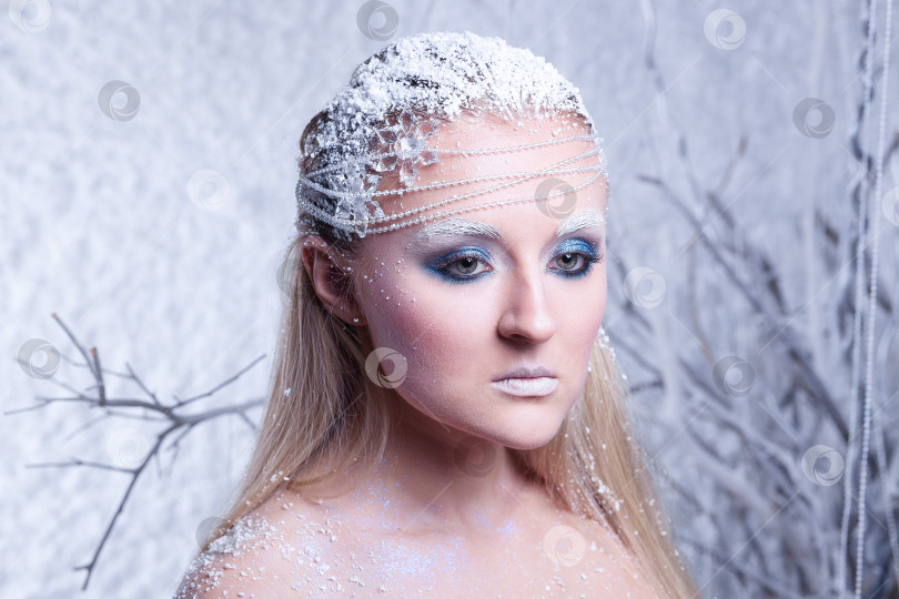 Скачать Портрет красивой девушки на морозе фотосток Ozero