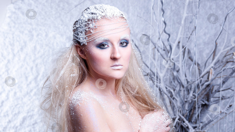 Скачать Портрет красивой девушки на морозе фотосток Ozero