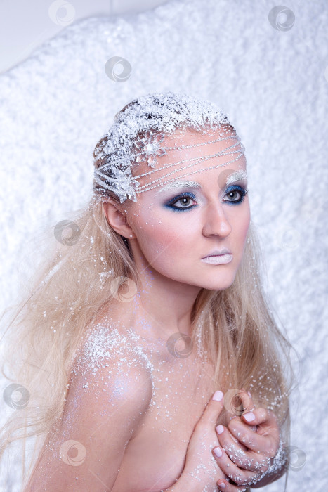 Скачать Портрет красивой девушки на морозе фотосток Ozero