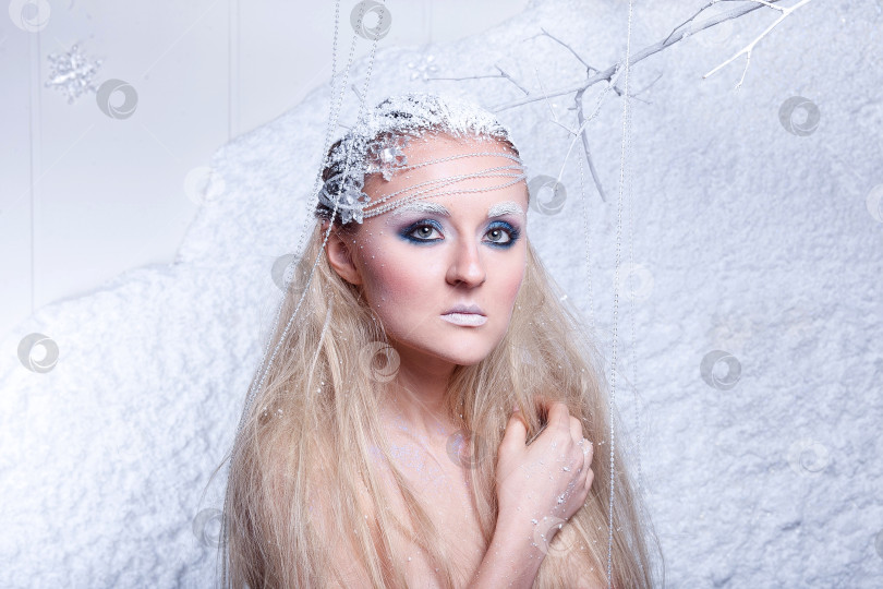 Скачать Портрет красивой девушки на морозе фотосток Ozero