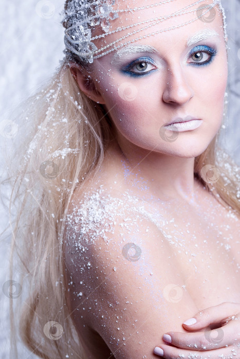 Скачать Портрет красивой девушки на морозе фотосток Ozero