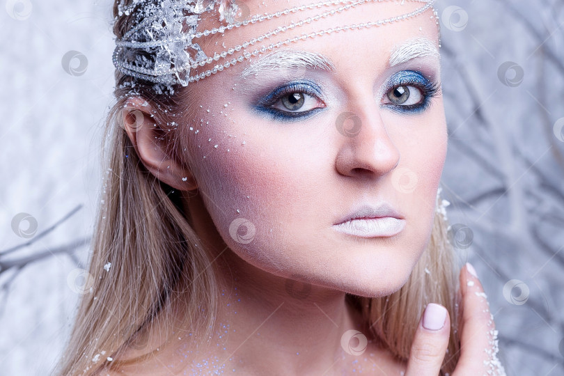 Скачать Портрет красивой девушки на морозе фотосток Ozero