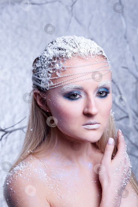 Скачать Портрет красивой девушки на морозе фотосток Ozero