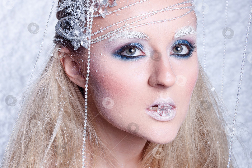 Скачать Портрет красивой девушки на морозе фотосток Ozero