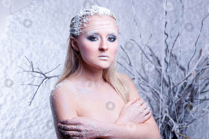 Скачать Портрет красивой девушки на морозе фотосток Ozero