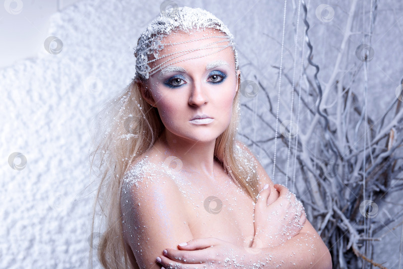 Скачать Портрет красивой девушки на морозе фотосток Ozero