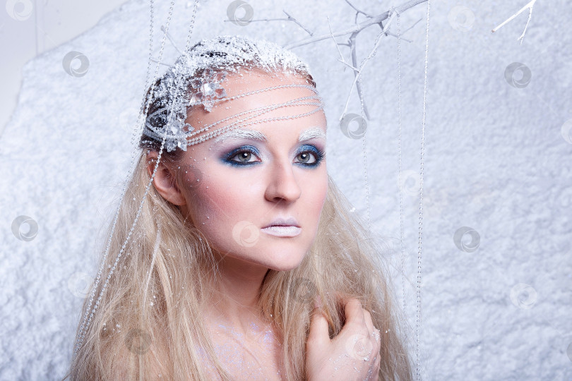 Скачать Портрет красивой девушки на морозе фотосток Ozero