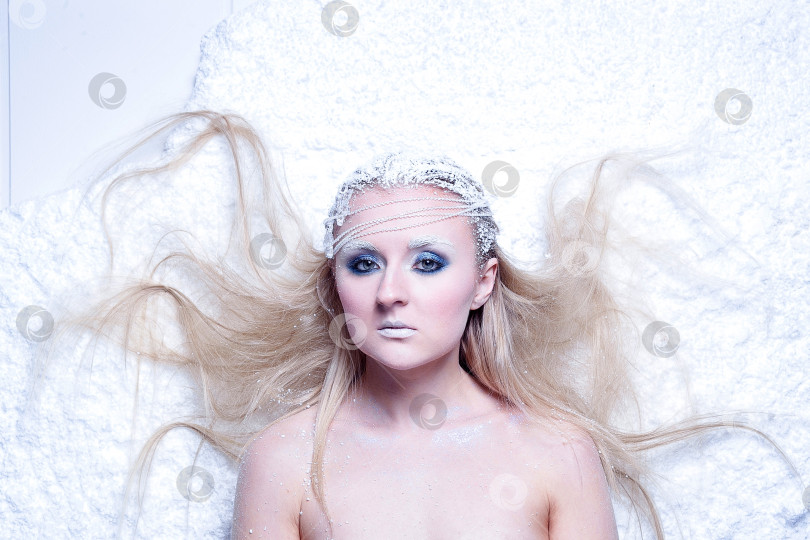 Скачать Портрет красивой девушки на морозе фотосток Ozero