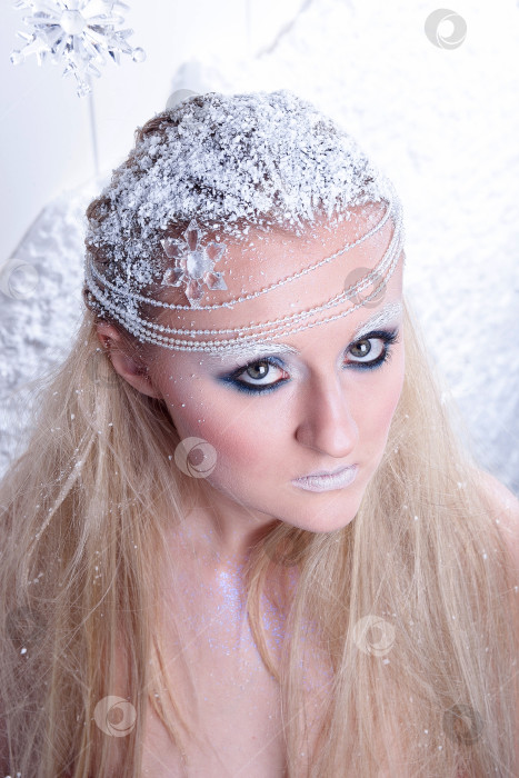 Скачать Портрет красивой девушки на морозе фотосток Ozero