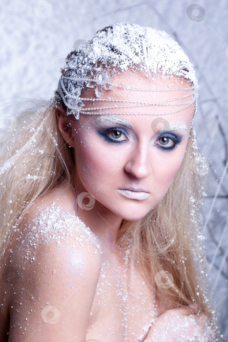 Скачать Портрет красивой девушки на морозе фотосток Ozero