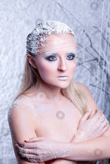 Скачать Портрет красивой девушки на морозе фотосток Ozero