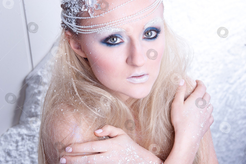 Скачать Портрет красивой девушки на морозе фотосток Ozero