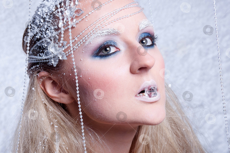 Скачать Портрет красивой девушки на морозе фотосток Ozero