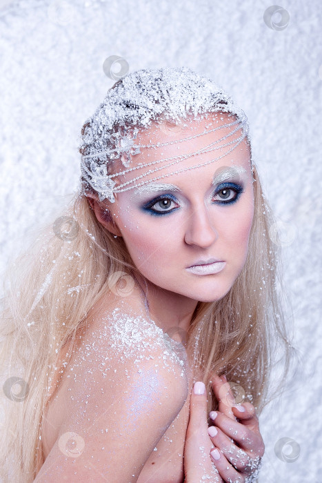 Скачать Портрет красивой девушки на морозе фотосток Ozero