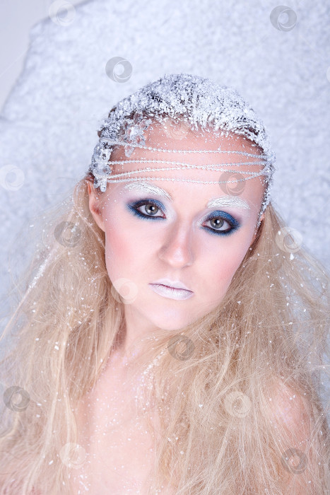 Скачать Портрет красивой девушки на морозе фотосток Ozero