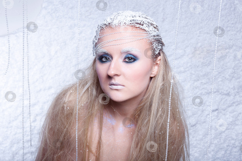 Скачать Портрет красивой девушки на морозе фотосток Ozero