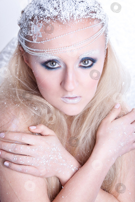 Скачать Портрет красивой девушки на морозе фотосток Ozero