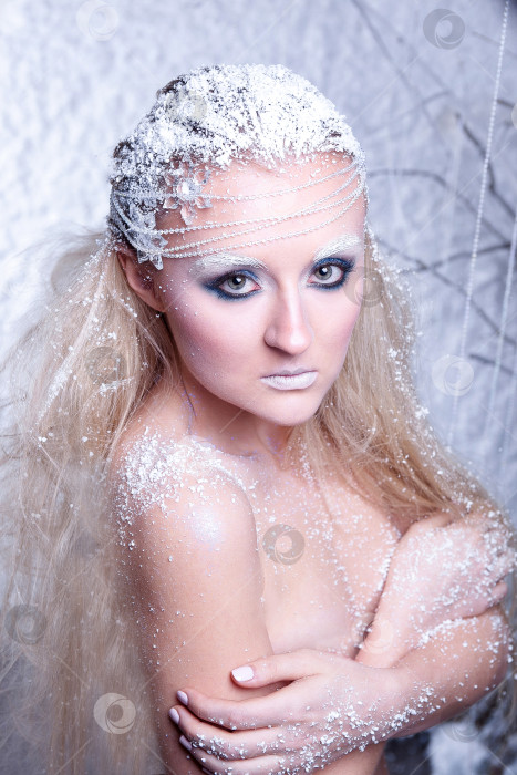 Скачать Портрет красивой девушки на морозе фотосток Ozero