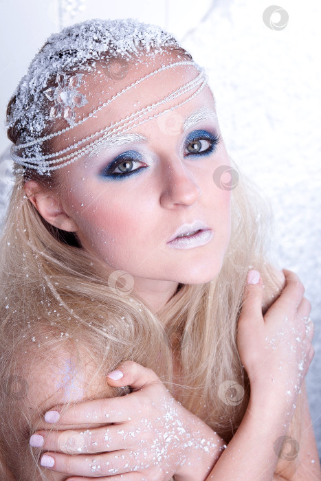 Скачать Портрет красивой девушки на морозе фотосток Ozero