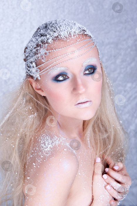 Скачать Портрет красивой девушки на морозе фотосток Ozero