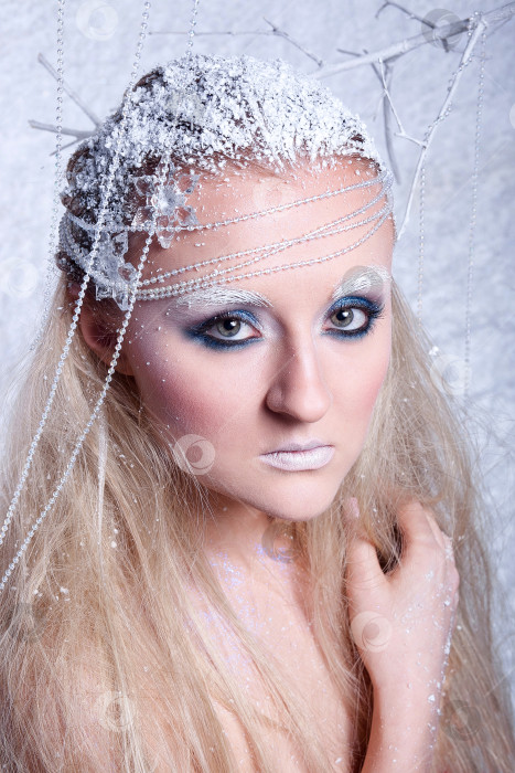 Скачать Портрет красивой девушки на морозе фотосток Ozero