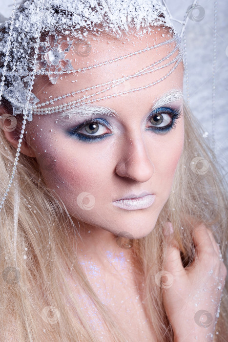 Скачать Портрет красивой девушки на морозе фотосток Ozero