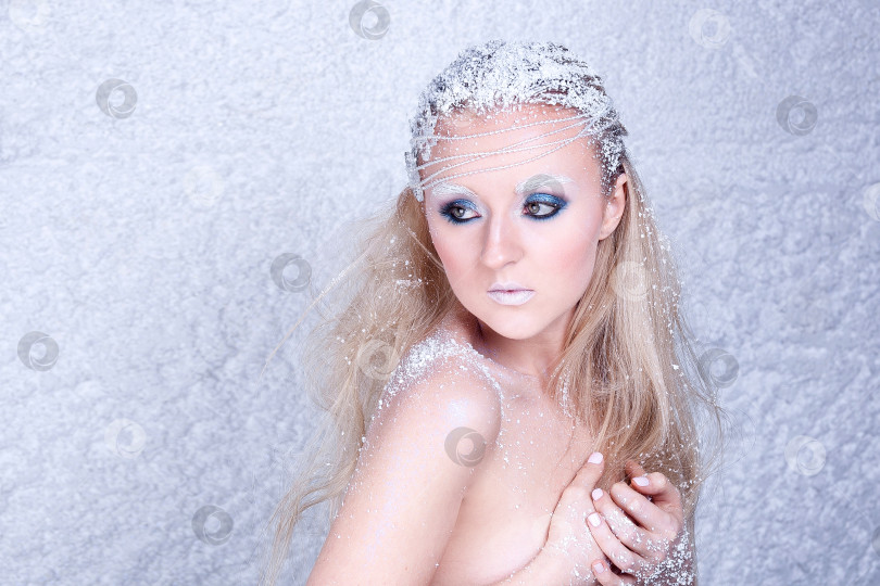 Скачать Портрет красивой девушки на морозе фотосток Ozero