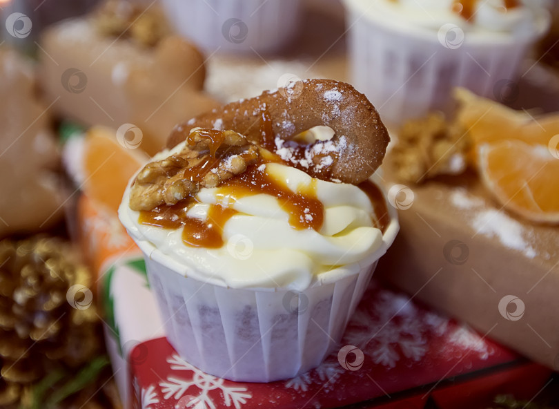 Скачать Кексы на новогоднем фоне фотосток Ozero