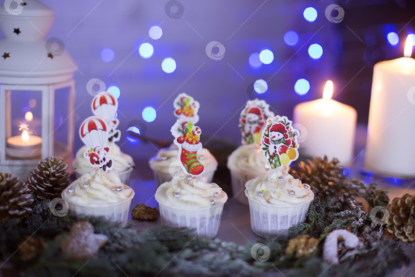Скачать Кексы на новогоднем фоне фотосток Ozero