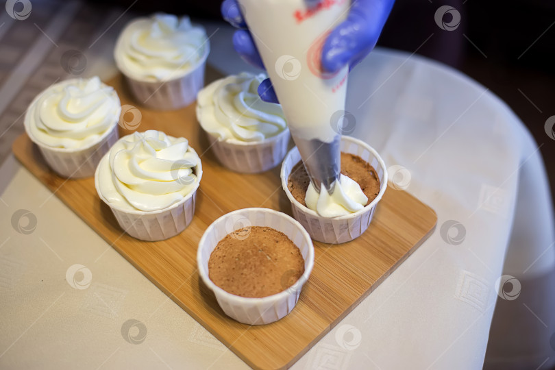 Скачать Повар готовит кексы фотосток Ozero