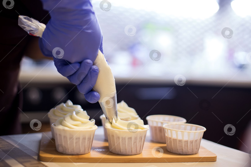 Скачать Повар готовит кексы фотосток Ozero