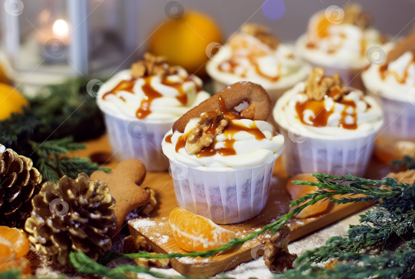 Скачать Кексы на новогоднем фоне фотосток Ozero