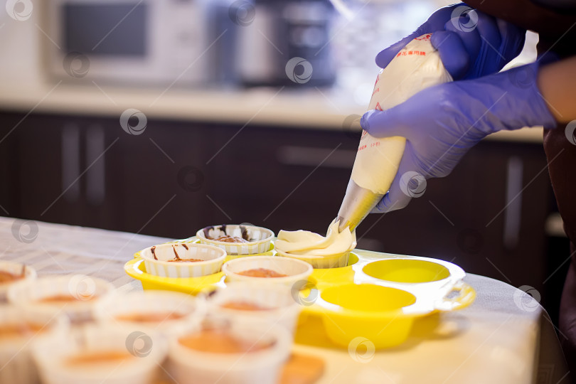 Скачать Повар готовит кексы фотосток Ozero