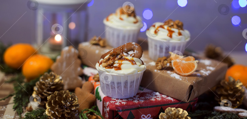 Скачать Кексы на новогоднем фоне фотосток Ozero