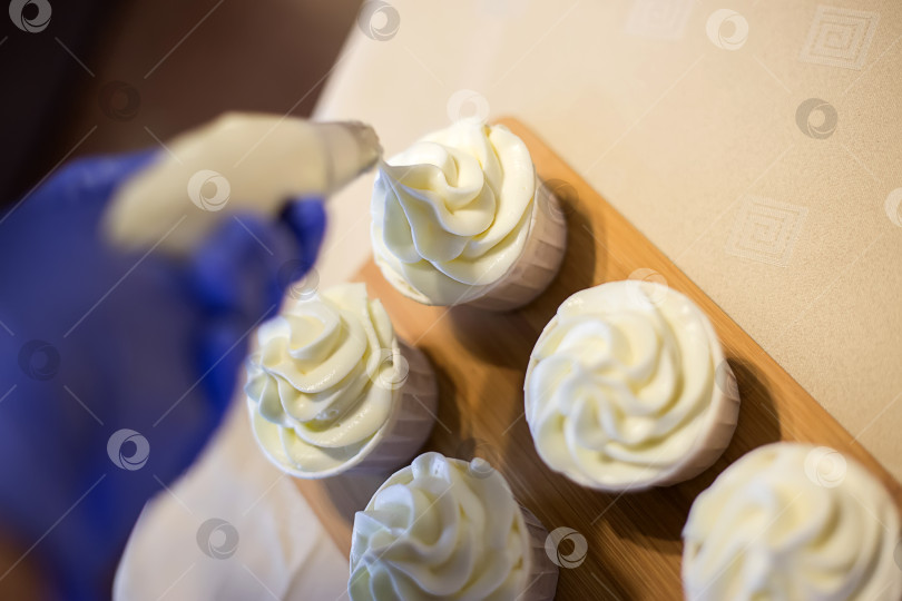 Скачать Повар готовит кексы фотосток Ozero